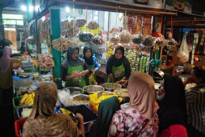 Jelang Idul Adha warga Medan menyerbu pedagang bumbu giling dan bumbu rempah di Pasar Halat, Medan