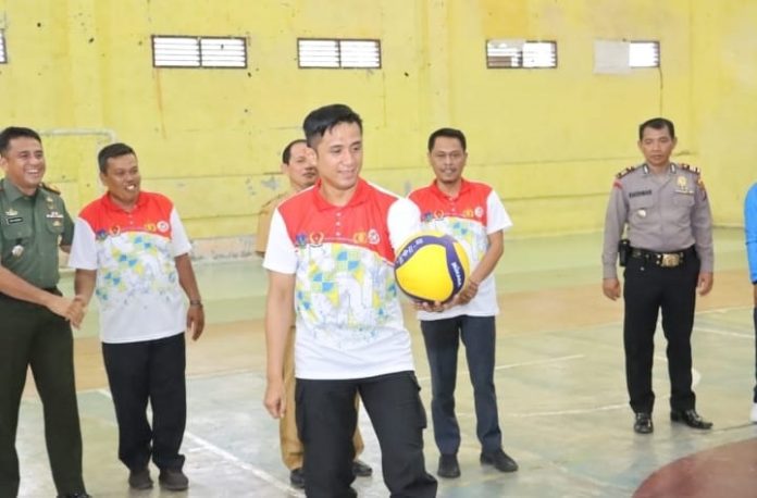 Kapolres Tebing Tinggi AKBP Andreas Tampubolon secara simboilis membuka turnamen dengan melakukan servis bola voly