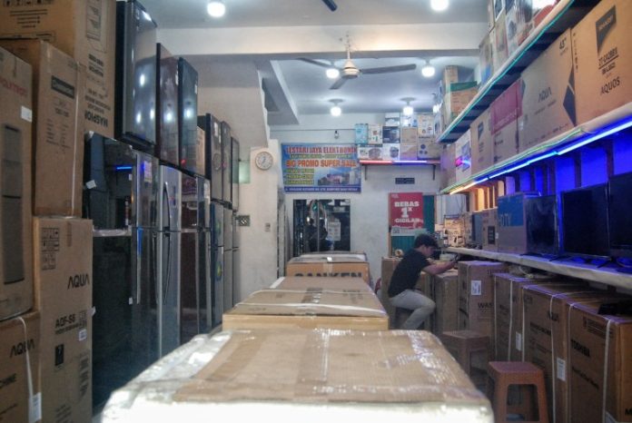 Keadaan salah satu toko elektronik di Kota Medan yang sepi pembeli