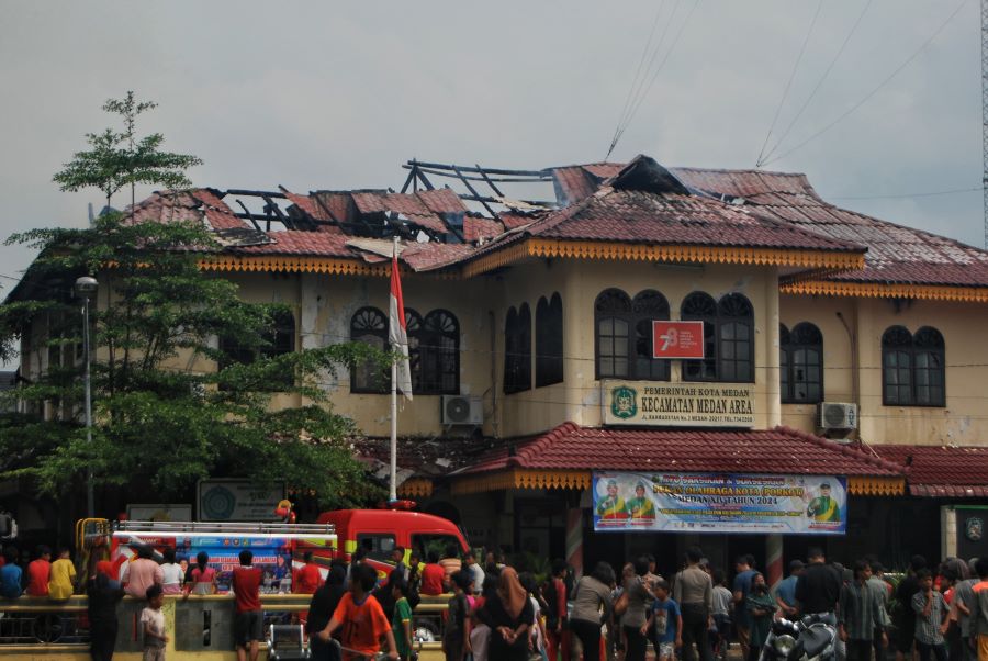 Gedung Kantor Camat Medan Area yang terbakar