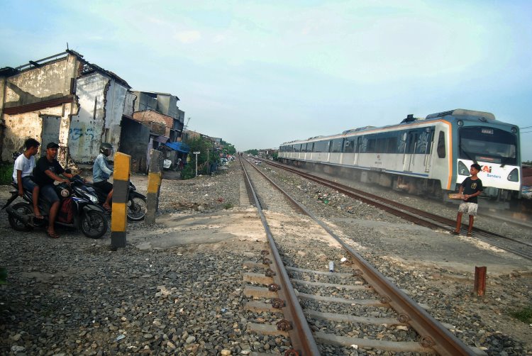Kereta api Bandara saat melintas di jalur tanpa palang pintu di Jalan Padang Kota Medan