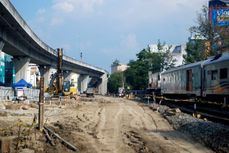 Kereta api melintas di proyek pembangunan Stasiun Kereta Api Medan Tahap II (JLKAMB 6) di Medan