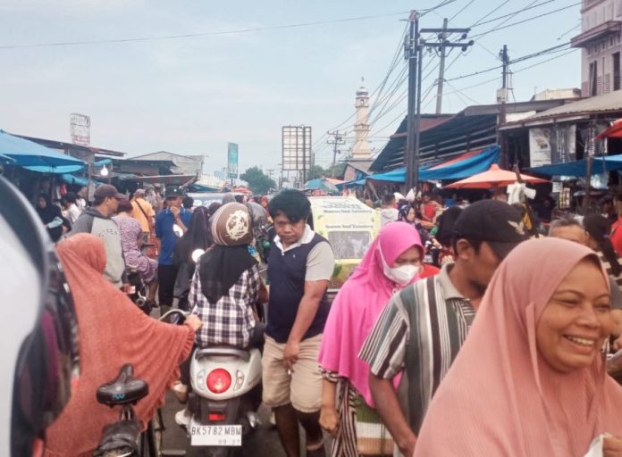 Kondisi lalu lintas di seputaran Pajak Gambir, Kecamatan Percut Sei Tuan, Deli Serdang