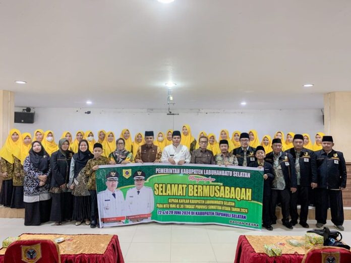 Wabup foto bersama dengan Kafilah MTQ (f:oel/mistar)