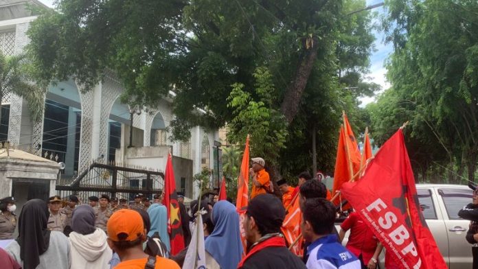 Massa protes harga beras naik di Kantor DPRD Sumut