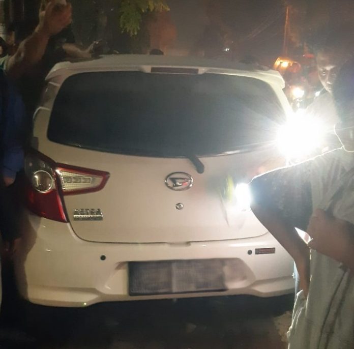 Mobil Daihatsu Ayla yang dikemudikan Roiyansa