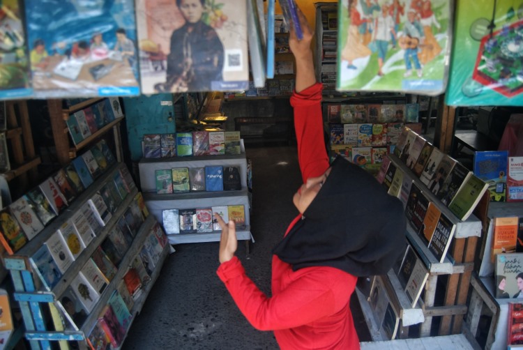 Pedagang buku bekas di titi gantung Medan merapikan dagangannya