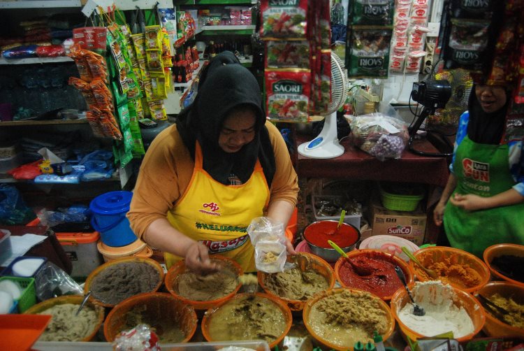 Pedagang bumbu giling dan bumbu rempah di Pasar Halat, Medan