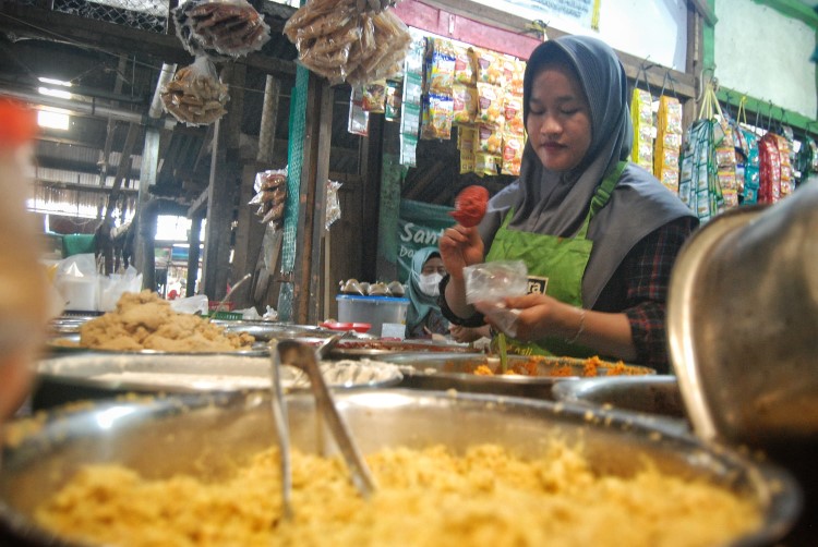 Pedagang bumbu giling dan bumbu rempah melayani pembeli di Pasar Halat, Medan