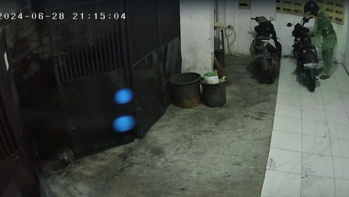Pelaku saat mencuri sepeda motor milik Ridho di Tanjung Sari Medan