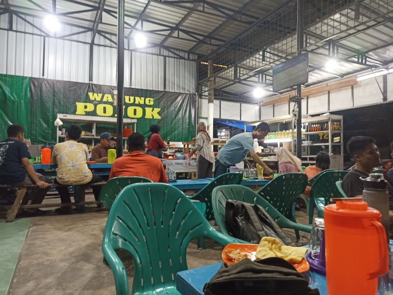 Pelanggan Warung Pojok mulai berdatangan