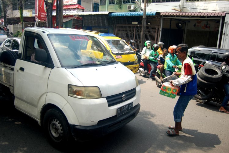 Penjual koran jalanan di Medan