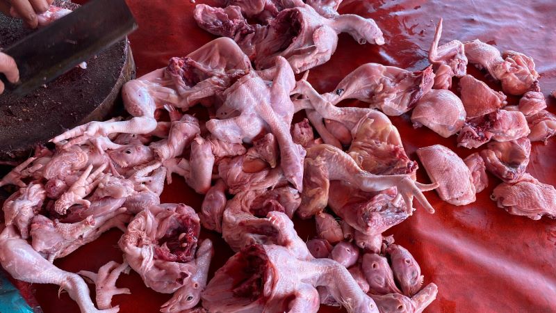 Penjualan Ayam di Pasar Simpang Limun Medan