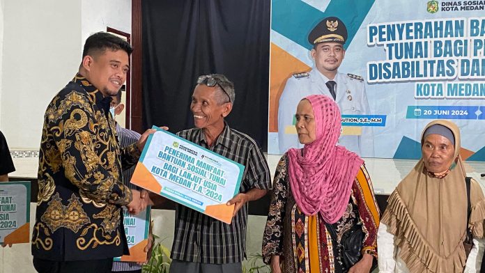 Penyerahan simbolis BST Kepada Disabilitas dan Lansia