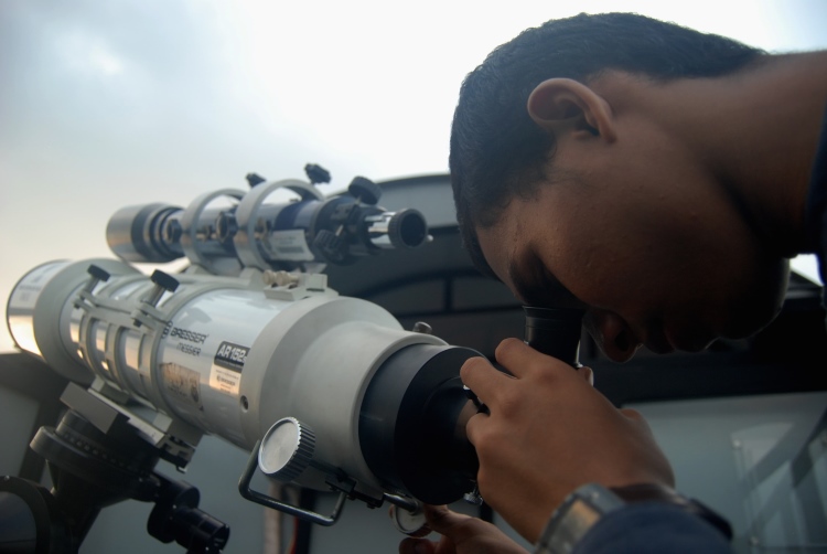 Petugas Observatorium Ilmu Falak Universitas Muhammadiyah Sumatera Utara (OIF UMSU) melakukan pengamatan hilal Hari Raya Idul Adha menggunakan teropong di Medan