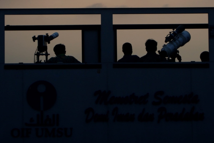 Petugas Observatorium Ilmu Falak Universitas Muhammadiyah Sumatera Utara (OIF UMSU) melakukan pengamatan hilal menggunakan teropong di Medan