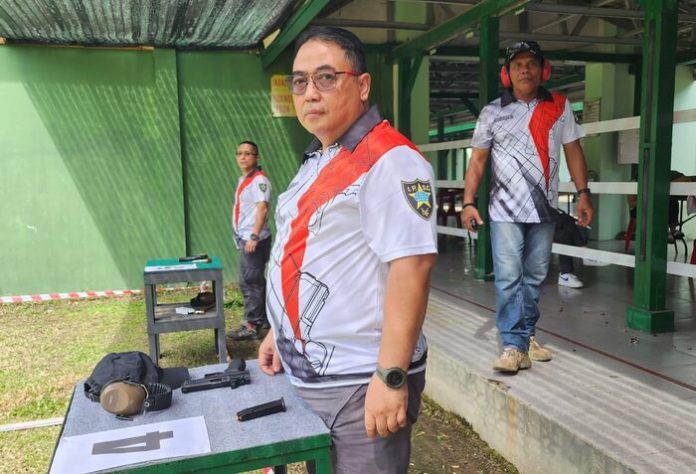 Kabid Propam Polda Sumut Kombes Bambang Tertianto saat mengikuti Kejuaraan menembak Porkot Medan (f:ist/mistar)