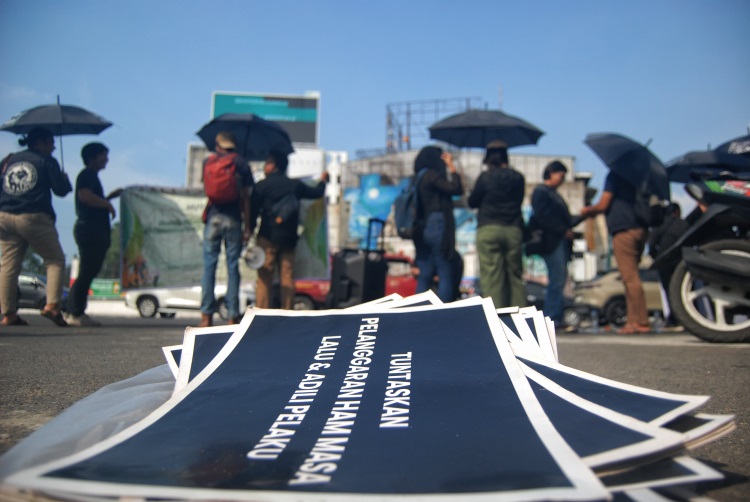 Poster tuntutan pegiat HAM saat aksi Dua Tahun Refleksi Aksi Kamisan Medan di Bundaran SIB