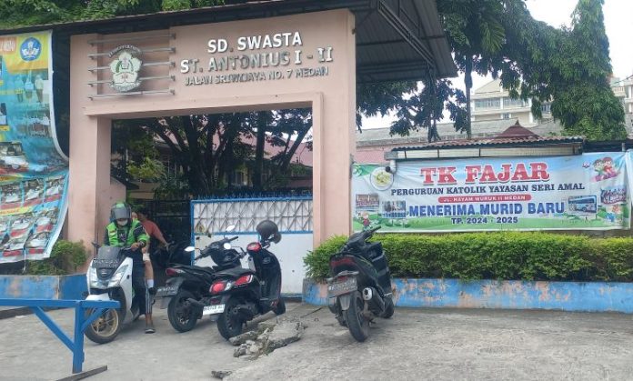 Salah satu sekolah di Jalan Sriwijaya Medan sedang membuka penerimaan murid baru