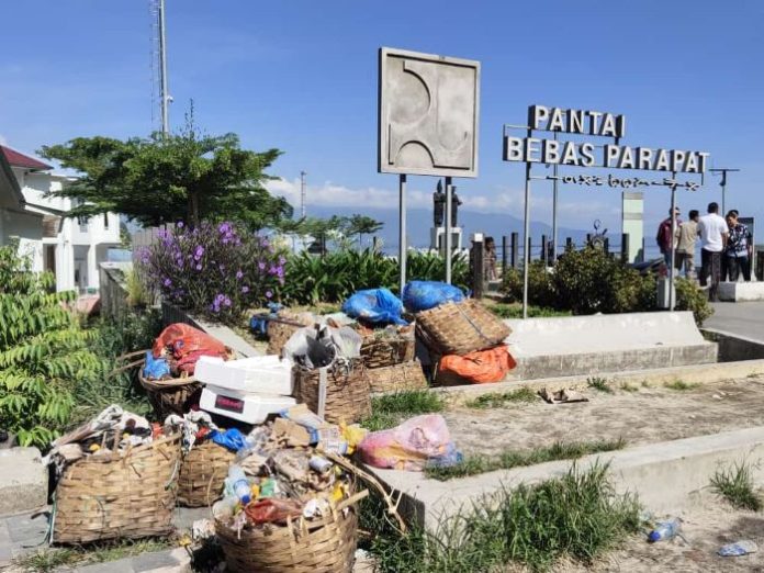 Sampah yang menumpuk di RPT Pantai Bebas Parapat