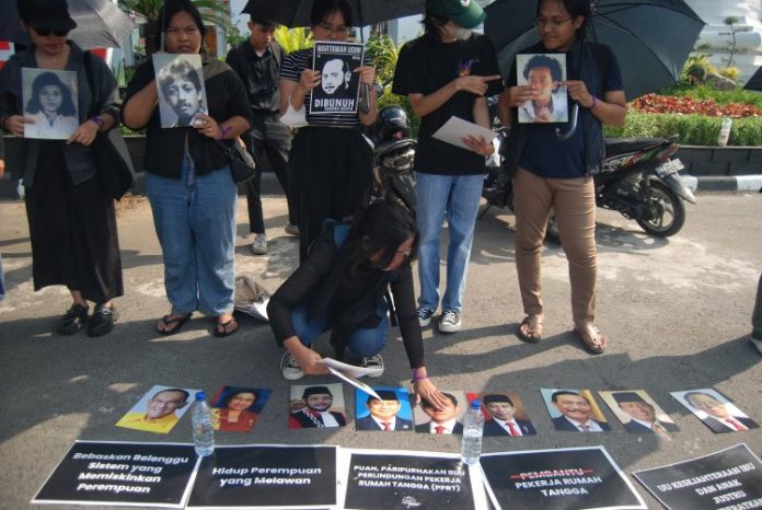 Sejumlah pegiat HAM di Medan menyusun foto pejabat Indonesia di pinggir jalan