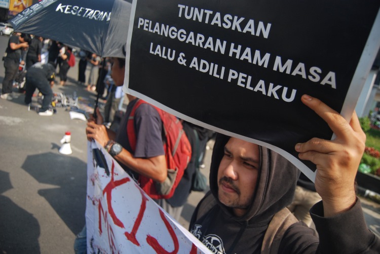 Sejumlah pegiat HAM menggelar aksi Dua Tahun Refleksi Aksi Kamisan Medan di Bundaran SIB dengan membawa beberapa poster tuntutan