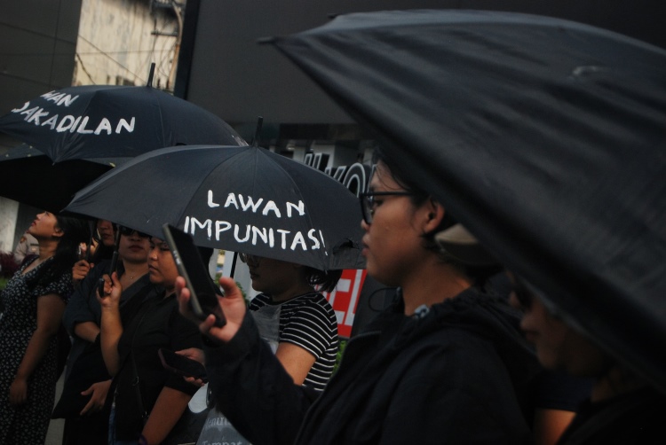 Sejumlah pegiat HAM menggelar aksi Dua Tahun Refleksi Aksi Kamisan Medan di Bundaran SIB