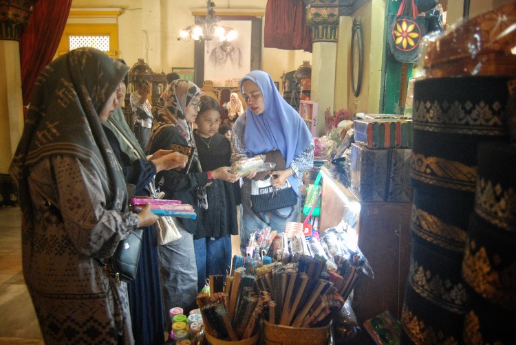 Sejumlah wisatawan di Istana Maimun Medan melihat kerajinan tangan khas Melayu