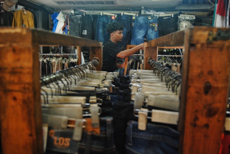 Seorang pekerja salah satu toko pakaian di Medan sedang beraktivitas