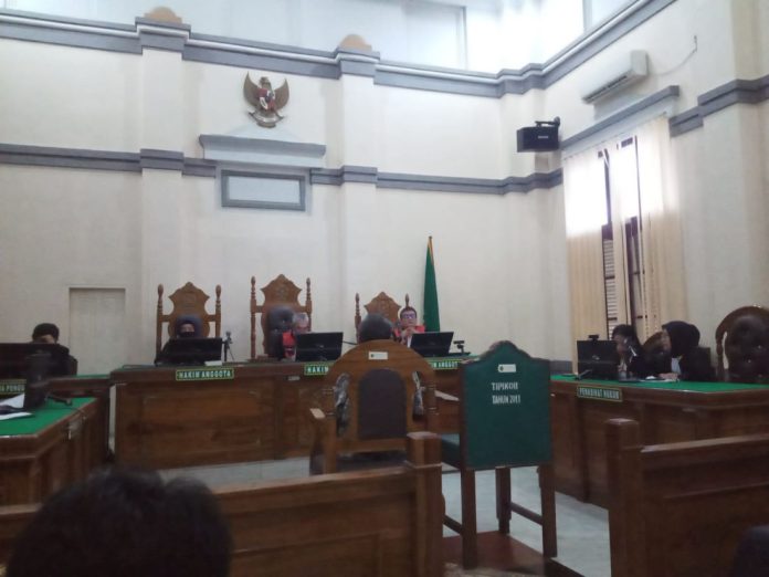 Sidang pembacaan putusan terhadap salah satu terdakwa, yaitu Sahat Tua Bate'e