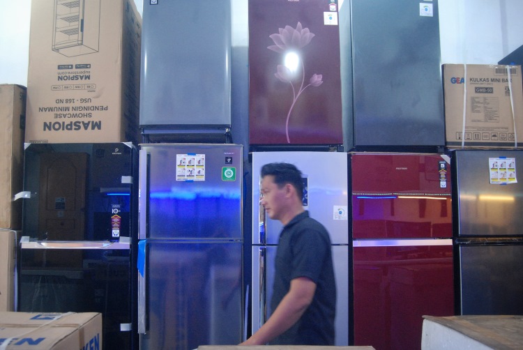 Tumpukan kulkas di salah satu toko elektronik di Medan
