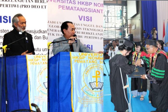 cara pelantikan 245 Wisudawan lulusan program sarjana UHKBPNP (f:ist/mistar)