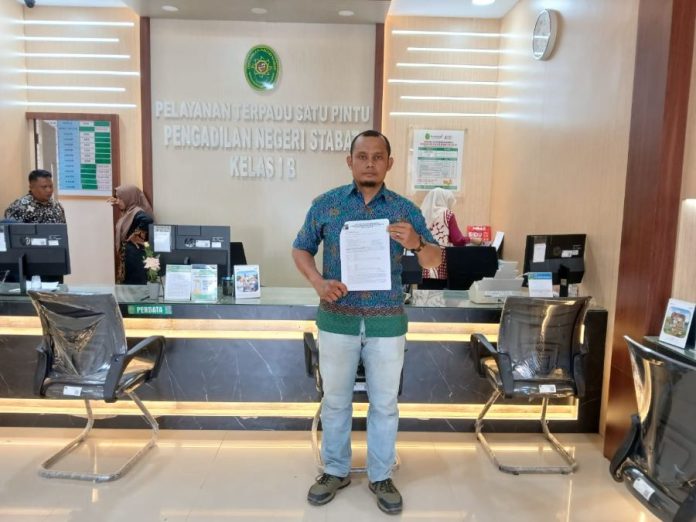 Wakil Direktur LBH Medan, Muhammad Alinafiah Matondang, saat mengajukan prapid ke PN Stabat