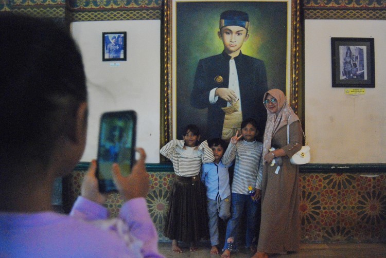 Wisatawan di Istana Maimun Medan melakukan foto bersama di depan lukisan Sultan Deli ke-14 Mahmud Aria Lamantjiji Perkasa Alam Shah