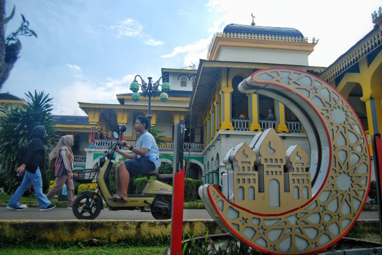 Wisatawan melihat keindahan Istana Maimun Medan