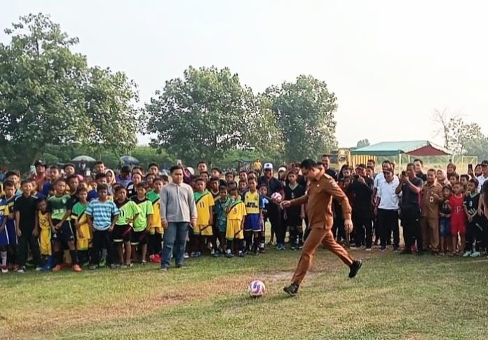 Pj Bupati Batu Bara Heri Wahyudi melakukan tendangan pertama sebagai pertanda dimulainya turnamen ASKAB PSSI Batu Bara. (f : ist/mistar)