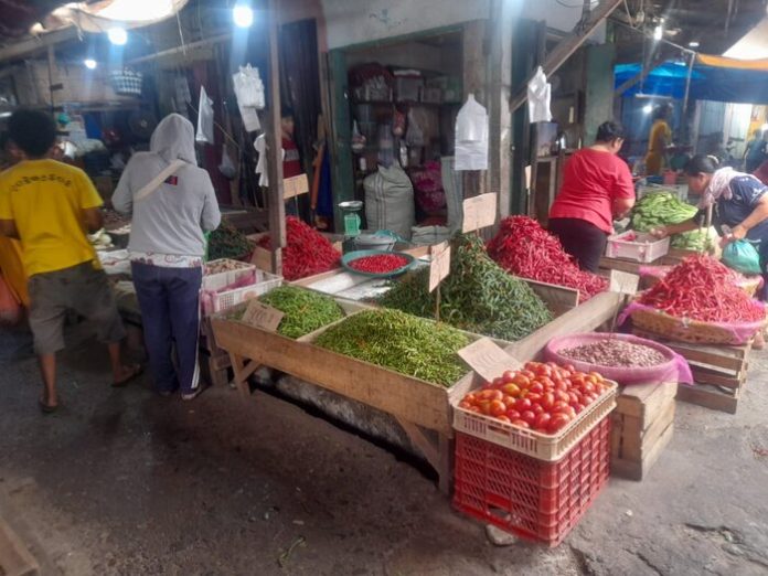 pedagang cabai di pasar dwikora pematangsiantar (f:abdi/mistar)