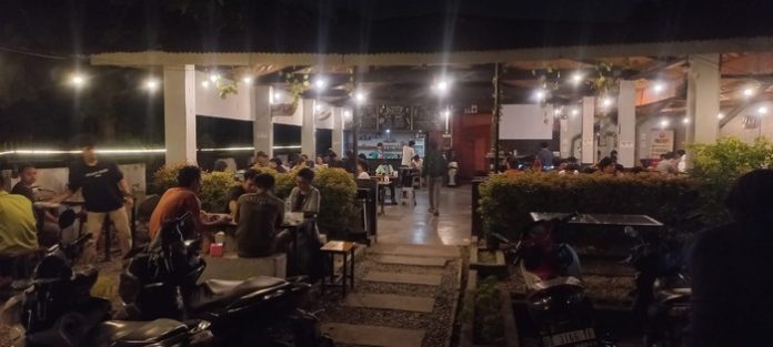 Suasana di Cafe Bascof, Jalan Berdikari, Padang Bulan, Rabu (5/6/24) malam. (f: susan/mistar)