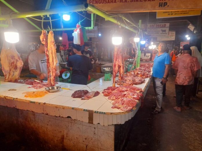 Pedagang daging sapi di Pasar Horas Pematangsiantar. (f: abdi/mistar)