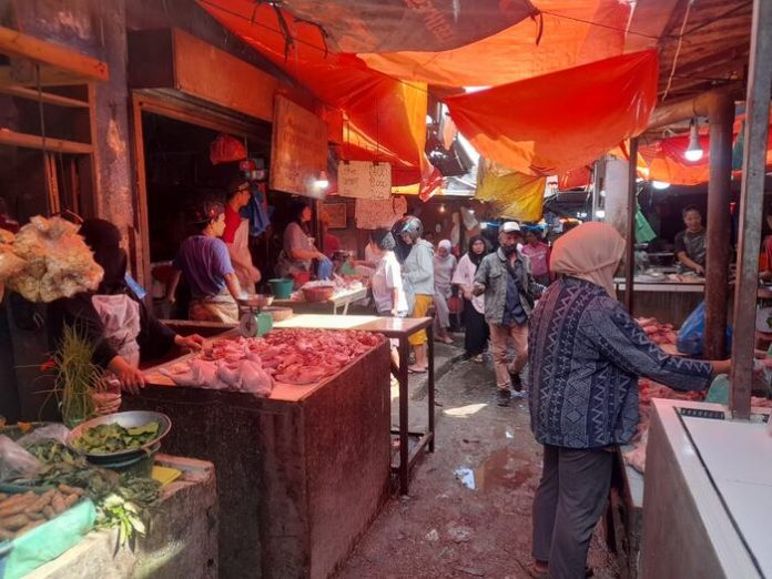 Pedagang daging ayam di Pasar Dwikora (f:abdi/mistar)