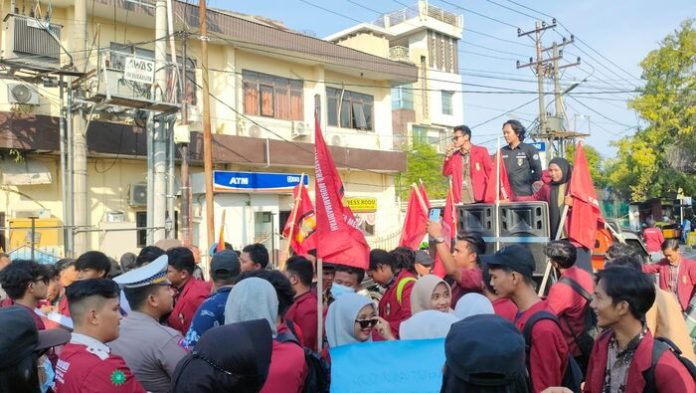 Ratusan massa PC IMM Kota Medan di Kantor Polrestabes Medan, Jalan HM. Said No.1 Medan Perjuangan, Kota Medan (f:berry/mistar).