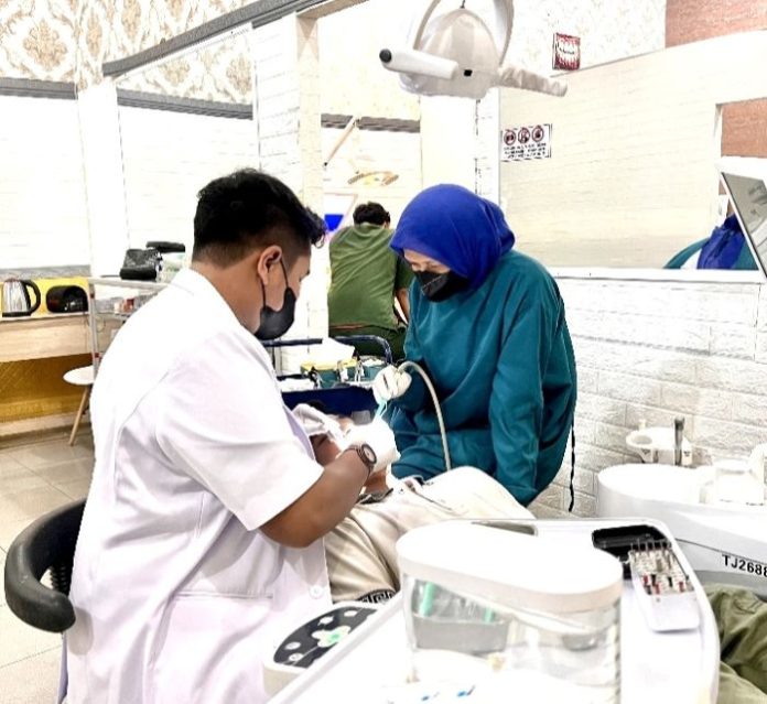 drg M Youssa Rizky Bangun memeriksa gigi salah seorang pasiennya