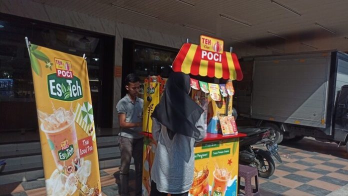 Usaha franchise es teh milik Riski di Jalan Tempuling, Kecamatan Medan Tembung (f:azmie/mistar)