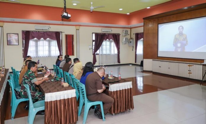 Wali Kota Susanti Dewayani, menyaksikan secara daring peresmian peluncuran digitalisasi layanan perizinan penyelenggaraan event di Aula Mapolresta Siantar. (f:ist/mistar)