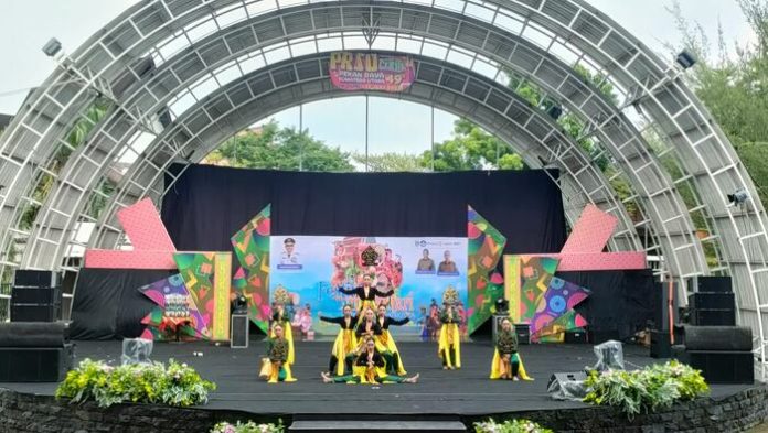 Penampilan Sanggar Ayu Dance yang turut ikut dalam Festival Tari 2024. (f:berry/mistar).