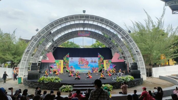 Festival tari 2024 di Panggung Keong Pekan Raya Sumatera Utara (PRSU), Taman Budaya Jalan Gatot Subroto, Sei Sikambing. (f: berry/mistar)
