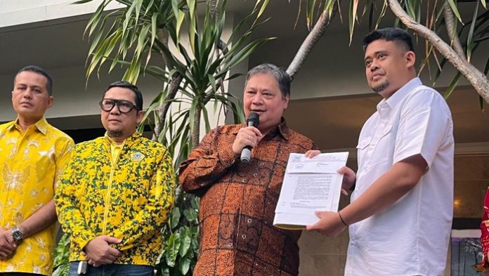 Ketua Umum Partai Golkar, Airlangga Hartarto, secara resmi menyerahkan surat rekomendasi atau dukungan kepada Bobby Nasution untuk maju Pilgub Sumut (f:detik/mistar)