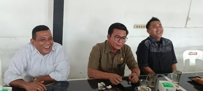 Kajari Medan (tengah) saat jumpa pers di salah satu kafe di Kota Medan. (f:deddy/mistar)
