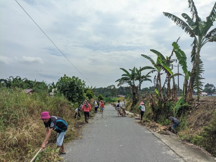 Warga Gotongroyong bersihkan saluran air pinggir jalan (f:ist/mistar)