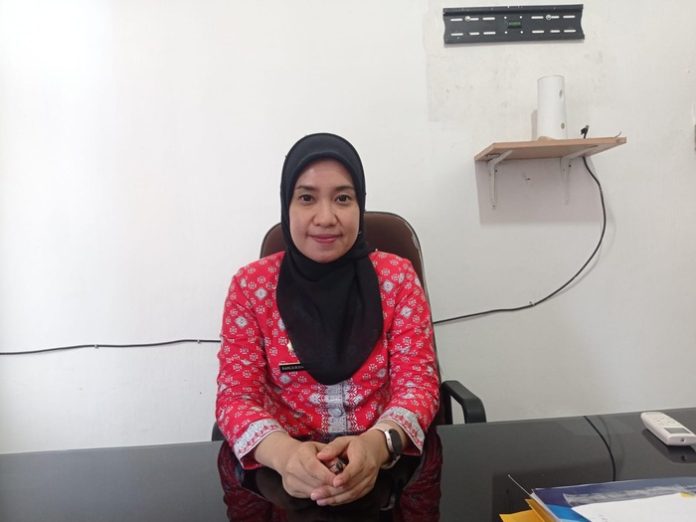 Kabag Perekonomian Setdako Pematangsiantar, Sari Dewi Rizkiyani Damanik saat ditemui di ruang kerjanya. (f:jonatan/mistar)